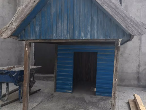 Taxta it evi - Material: tamamilə taxtadan hazırlanıb, ön və yan