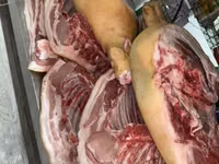 СВИНИНА

猪肉。家养猪肉，非常美味。每天都有新鲜猪肉供应。

现有以下部位：
	•	后腿肉
	•	前腿肉
	•	猪排和排骨
	•	五 — φωτογραφία 3