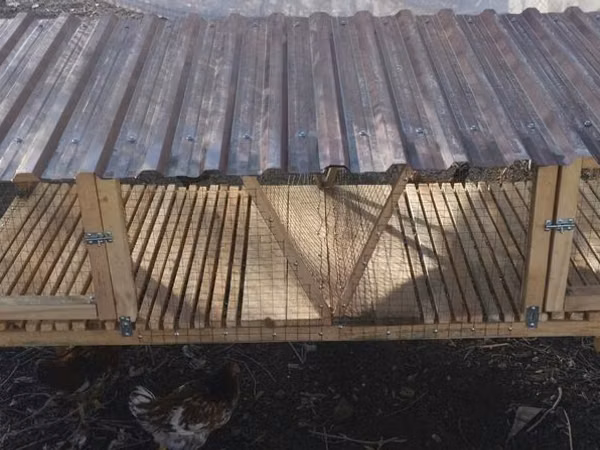 Продаю Клетка для кроликов, на 2 отсека, с сенником по середине с