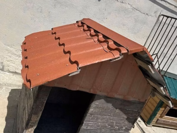 İt damı. 2 ay istifadə olunub ideal vəziyyətdədi. Ölçüsü böyükdü, su
