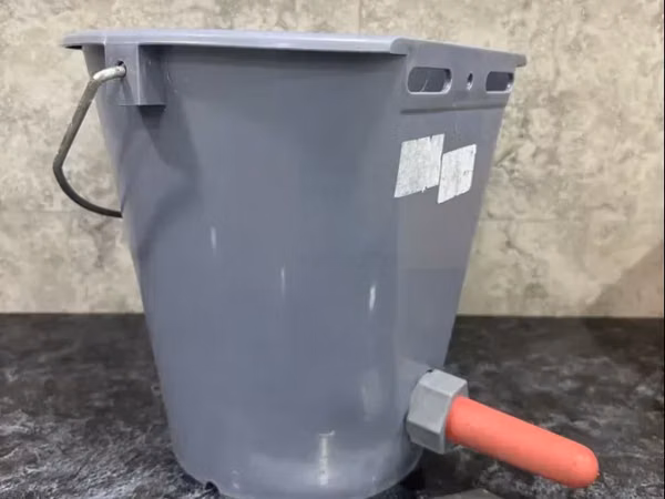 Հորթի կերակրման դույլ