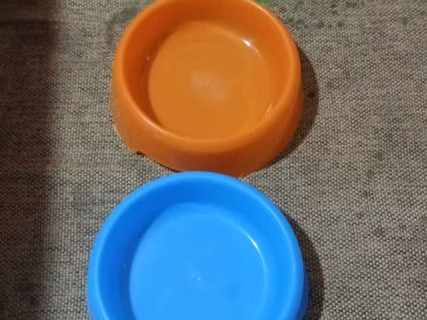 It ve pishikler ucun yem ve su qablari satilir tezediler 1 ededi 2.50