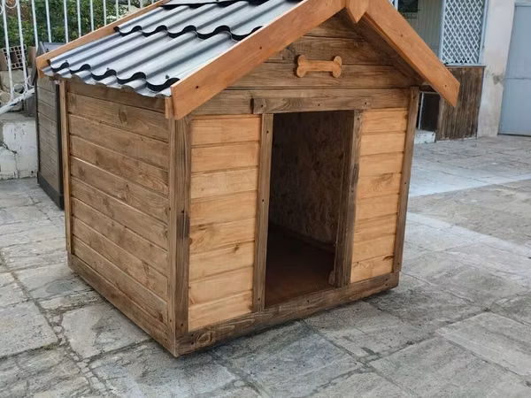 Taxta it evi - Material: təbii ağac panellər, möhkəm karkas - Dam