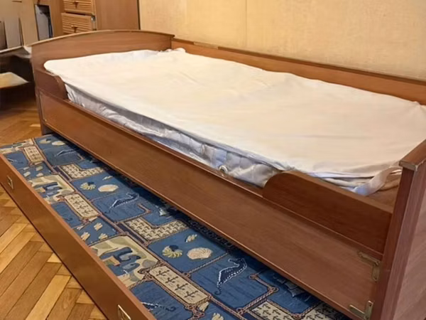 Çarpayı 90/200 alt hissede açılır 2 neferliydir matras daxil Qiymet