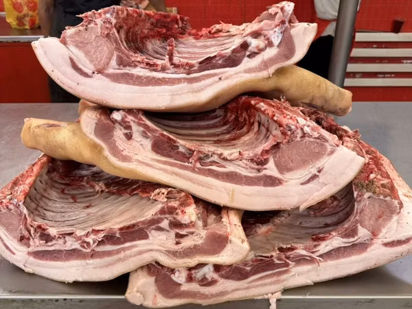 СВИНИНА

猪肉。家养猪肉，非常美味。每天都有新鲜猪肉供应。

现有以下部位：
	•	后腿肉
	•	前腿肉
	•	猪排和排骨
	•	五