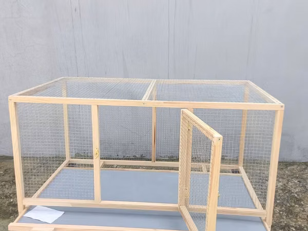 Taxta karkaslı, metal torlu geniş heyvan qəfəsi - Material: təbii