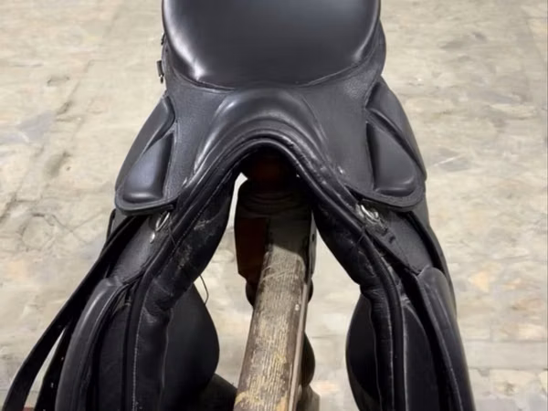 Ot uchun egar sotiladi