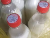Домашние натуральные продукты - Молоко коровье, разлито в пластиковые — sawirka 2