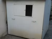 Quşxana/kümes – metal dam örtüklü, ağ rəngli, kompakt həcmli — foto 3