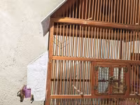 Taxta quş qəfəsi – ev formasında dizayn - Material: təbii ağac və — photo 2