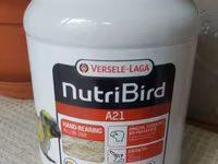 NutriBird A21 – əl ilə bəslənən quş balaları üçün yem qarışığı — عکس 1
