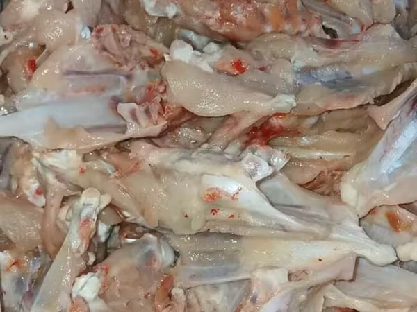 Кости куриные каркас спинка киль ,кожа.