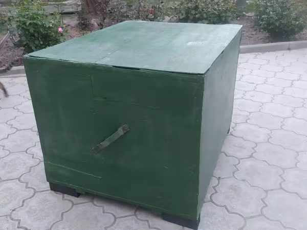 Деревянный ящик не сундук. Крышка просто снимается. Подходит для