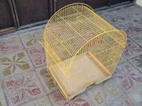 Sarı metal quş qəfəsi - Material: toz boyalı metal karkas, plastik — عکس 1