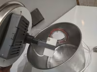 Pişik üçün paslanmayan su qabı. 2 litrlik. üstündə 20 ədəd filtrdən — الصورة 2