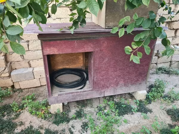 Taxta it evi (küpə) - Material: OSB tipli taxta lövhələrdən yığılmış