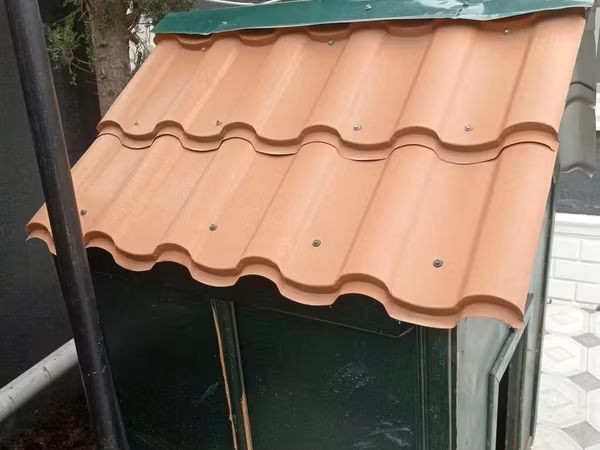 Metaltəbəqə damlı it evi - Material: möhkəm taxta karkas, üstü yaşıl