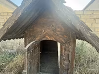 Taxta it evi - Material: tam ağac konstruksiya, qalın taxta gövdə və — รูปภาพ 1