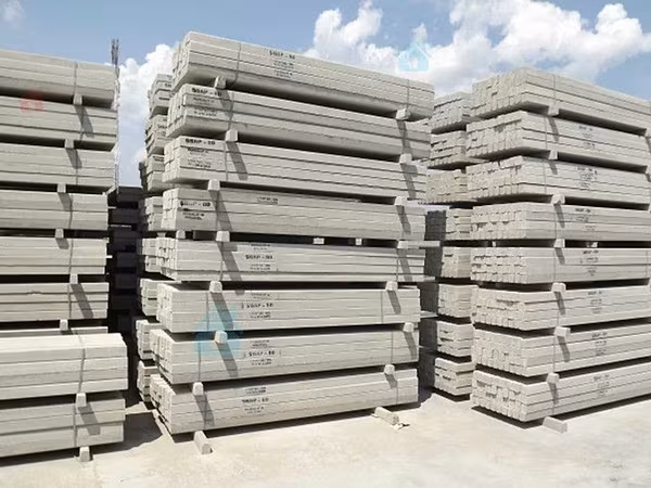 Stâlpi pretensionați de beton pentru gard. Lungimea 2.40m