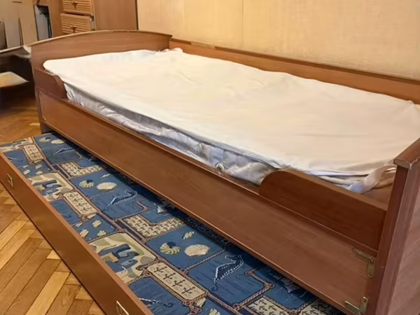 Çarpayı 90/200 alt hissede açılır 2 neferliydir matras daxil Qiymet