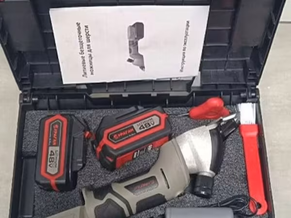 Аккумуляторная машинка для стрижки овец УРАГАН (Brushless), комплект в