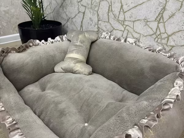 Ev heyvanları üçün yumşaq yataq – kvadrat formalı, yüksək bortlu, boz