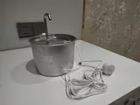 Pişik üçün paslanmayan su qabı. 2 litrlik. üstündə 20 ədəd filtrdən — الصورة 1