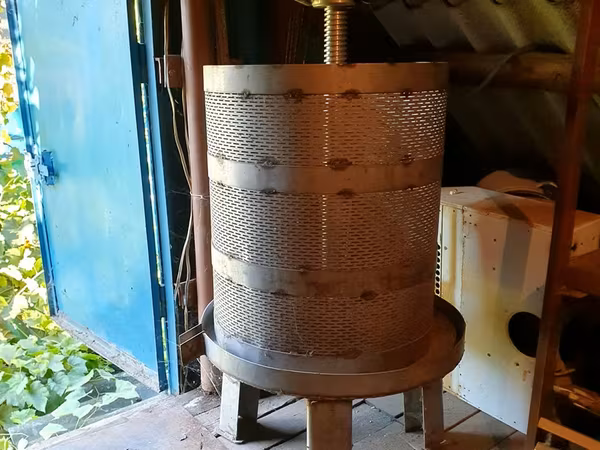 Se vinde un teasc nou, total din inox, cu volumul de 120 L