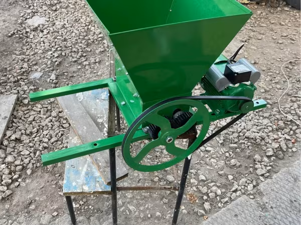 Zdrobitor pentru struguri electric calitate superioară. NOU !